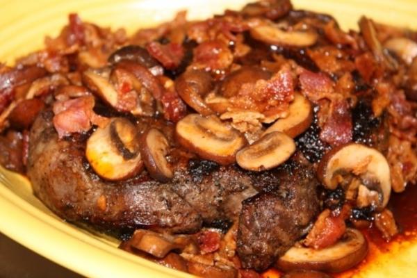 steak t-bone avec sauce au bacon et aux champignons