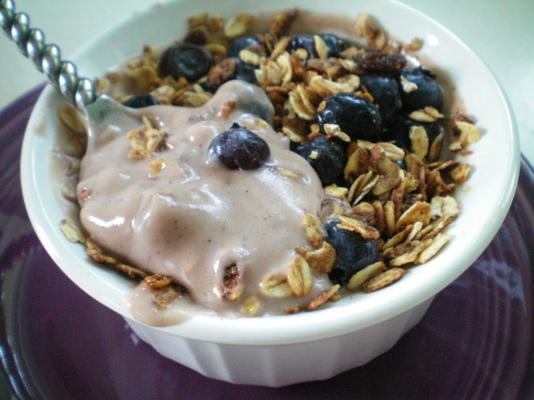 tasse de yaourt au chocolat et aux fraises
