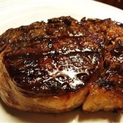 steak de bœuf sur le barbecue de bourbon