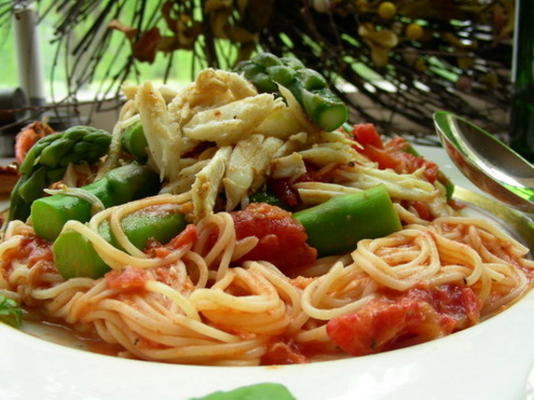 spaghettini avec crabe, asperges et tomates séchées au soleil