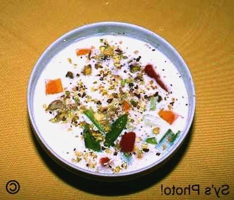 soupe de yogourt froid de la brise estivale méditerranéenne