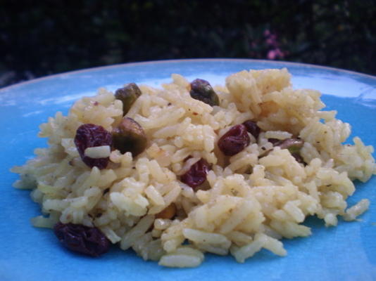 riz indien au safran sucré avec raisins secs et pistaches
