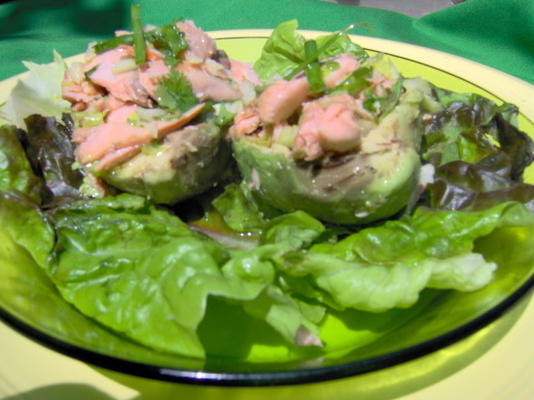 salade de saumon sur la demi-coquille