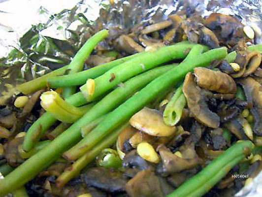 haricots verts cuits au four avec champignons et pignons de pin