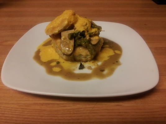 crêpes épicées au tempeh avec une sauce crémeuse à la carotte