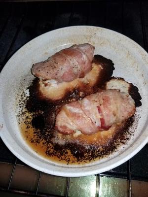 côtelettes de porc farcies au fromage à la crème enveloppées dans du bacon