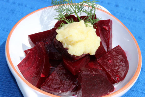 betteraves rôties avec sauce patzaria à la pomme de terre et à l'ail