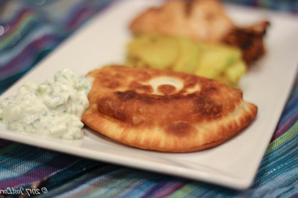 samosas de pois chiches épicés avec raita