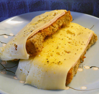 sandwich à la tomate et au jambon ou au fromage
