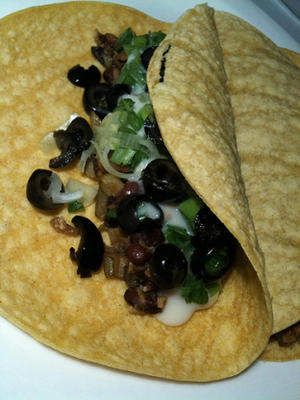 Tacos aux haricots noirs, aux courgettes et aux olives