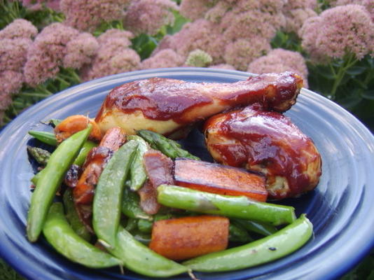 cuisses de poulet barbecue avec des légumes sautés
