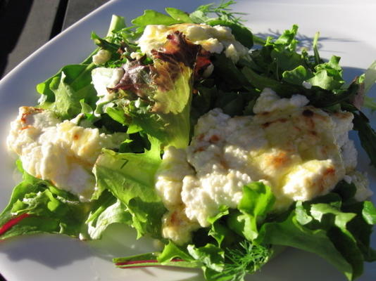 tapas espagnoles - fromage de chèvre grillé sur lit de laitue