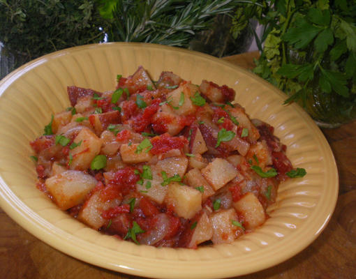 salade de pommes de terre rouges à la portugaise avec tomates et ail