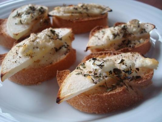 fromage de chèvre et tarte aux pommes sur l'apéritif du pain français