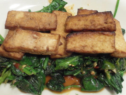 piles de tofu et de bettes à cardes
