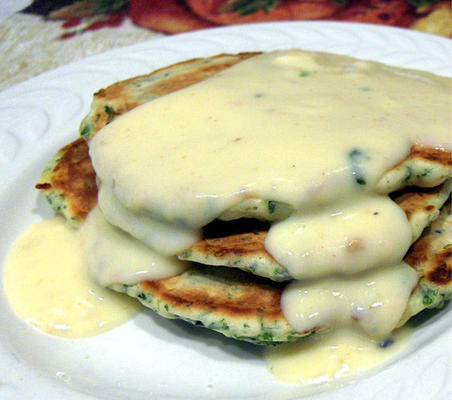 gâteaux aux épinards avec sauce au gouda