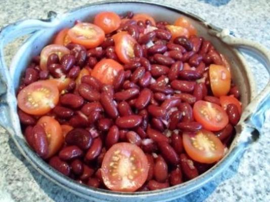 Salade de haricots rouges, tomates et oignons rouges
