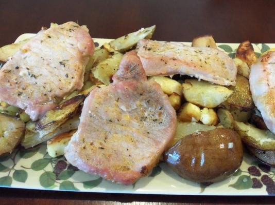 côtelettes de porc cuites au four avec pommes de terre et poires