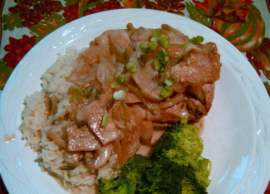 poitrines de poulet avec sauce à l'oignon caramélisé