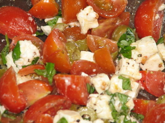 salade de feta, tomates, basilic et olives