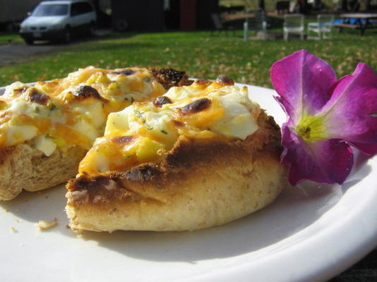 oeuf grillé et petits pains au fromage