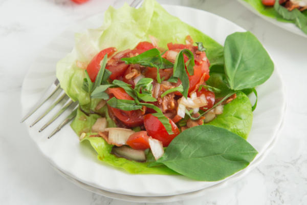 salade de tomates et bacon dans des coupes de laitue bibb