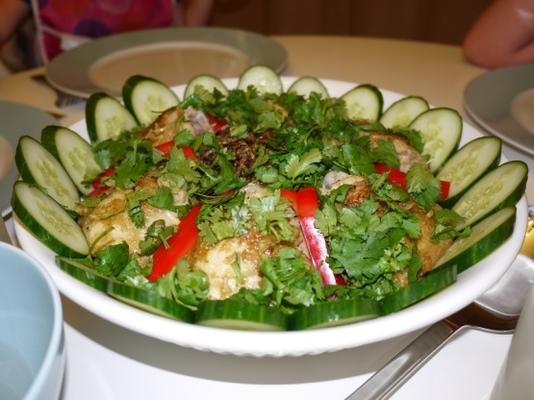 poulet thaï avec des échalotes croustillantes au riz jaune (kao moke gai)