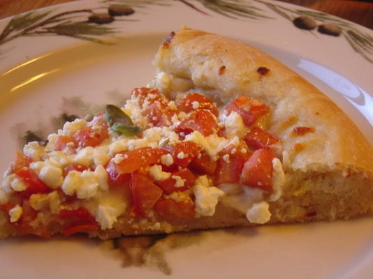 pizza balsamique à la tomate et à l'ail avec noix
