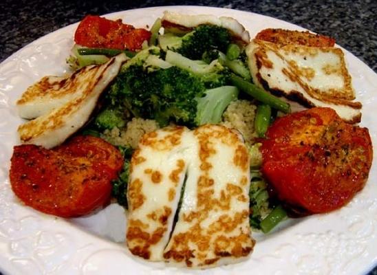 couscous aux épices avec halloumi grillé et légumes cuits à la vapeur