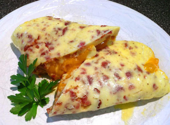 omelette roulée au cheddar et aux lardons