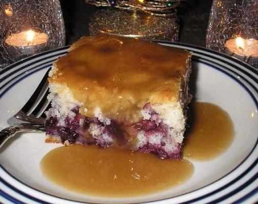 gâteau aux myrtilles avec sauce au sucre brun