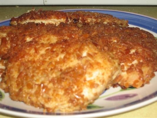 poitrine de poulet en croûte de bretzel avec sauce moutarde au fromage cheddar
