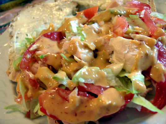salade d'iceberg avec vinaigrette épicée