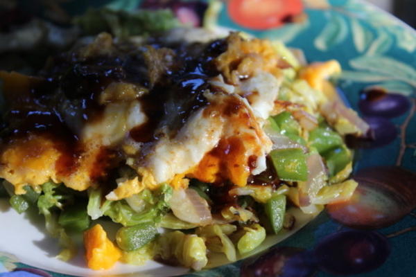 oeufs de ponzu dans un nid de légumes