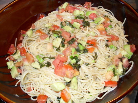 cheveux d'ange avec avocat et tomates