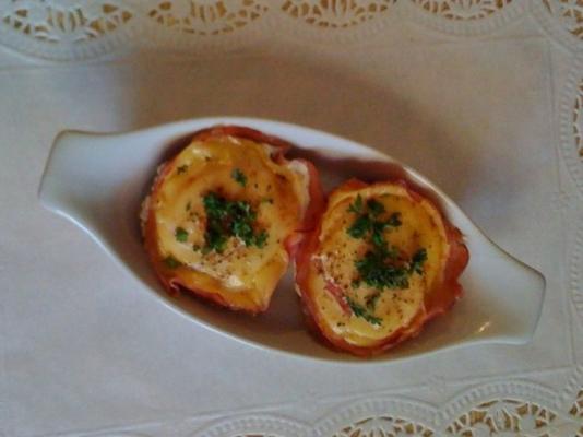 jambon et oeuf dans un moule à muffins