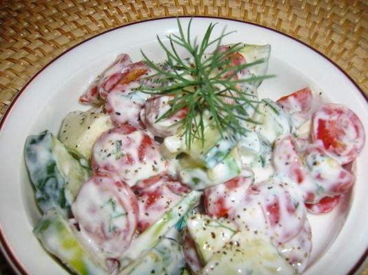 salade de tomates concombre sarasota dans une sauce crémeuse à l'aneth