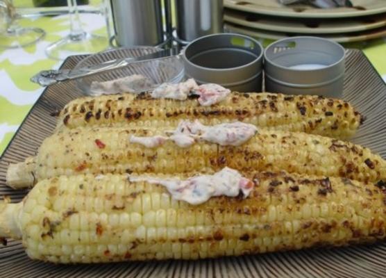maïs en épi grillé avec mayonnaise au poivron rouge rôti