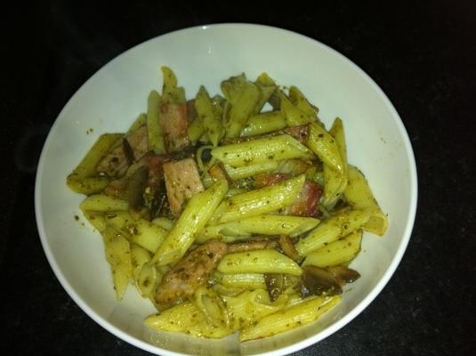 penne au bacon et aux champignons avec pesto aux tomates séchées