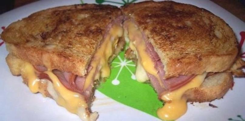 sandwich au jambon grillé, œuf et fromage
