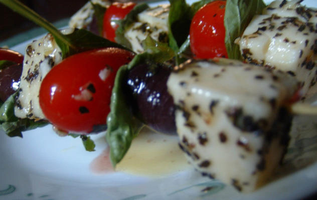 brochettes de cocktail mozzarella tomates aux olives