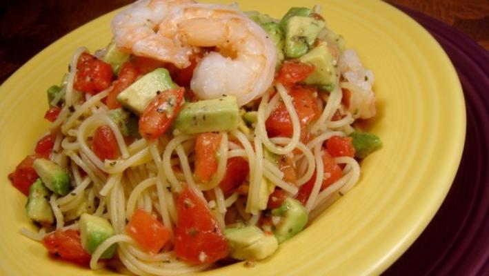 pâtes à la tomate, avocat et crevettes