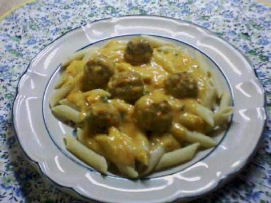 penne et boulettes de viande avec sauce au poivron rouge