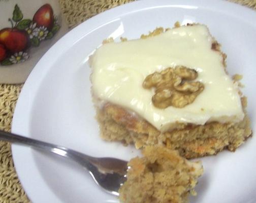 gâteau aux carottes faible en gras avec glaçage au fromage à la crème