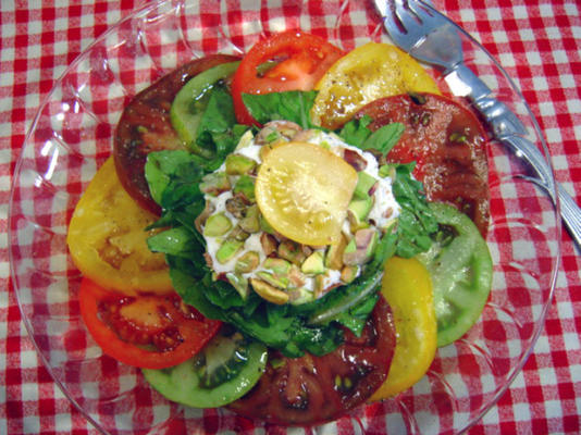 Salade de tomates ancienne au fromage de chèvre et à la roquette