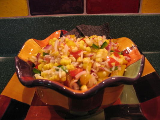 salade de maïs et légumes avec vinaigrette épicée au citron vert