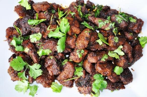 pakuwa d'agneau (curry d'agneau sec à la cuisson lente népalaise)