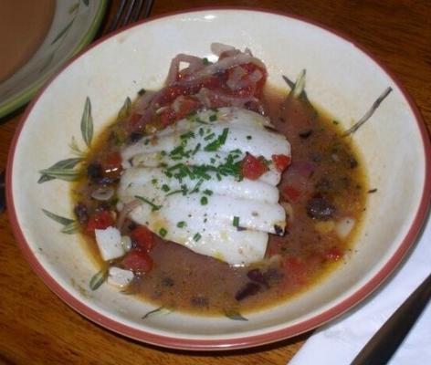 poisson frais cuit à la vapeur avec des oranges et des tomates