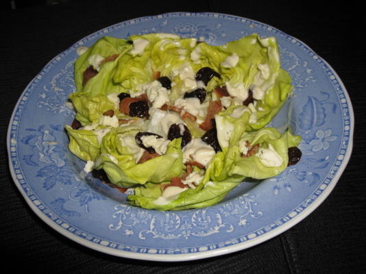 salade au beurre avec du bacon, des cerises séchées et du roquefort vi