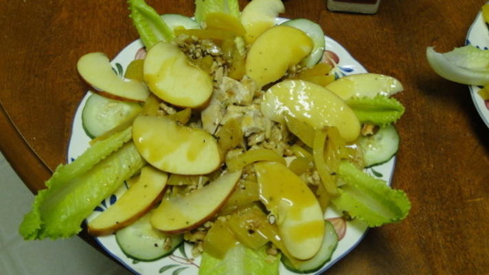 salade de poulet, betteraves, pommes et noix